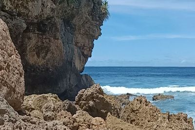 Pantai Goa Cina: Pesona Alami yang Belum Terjamah Manusia, Tersembunyi di Jatim