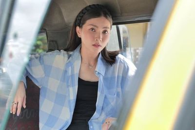 Pose Cantik Sarwendah di Angkot, Gaya Kasual Pakai Kemeja Kota-kotak: Tarik Mang