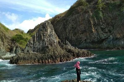 Serasa di Planet Lain! Pantai Semeti Lombok Ini Punya Batu Karang Mirip Krypton Superman