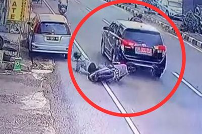 Viral Video Mobil Pelat Merah Tabrak Lari Pemotor, Begini Kronologi Lengkapnya!