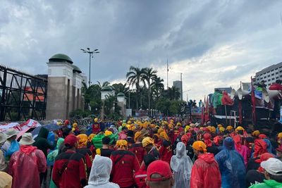 Ribuan Massa Gelar Aksi Unjuk Rasa di Depan Gedung DPR, Sampaikan 10 Tuntutan