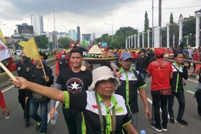 Demo Tolak Perppu Cipta Kerja, Massa Bawa Nasi Tumpeng saat Aksi di Depan Gedung DPR