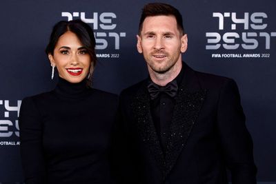 Gaya Elegan Antonela Roccuzzo dan Messi di FIFA Football Awards 2022, Kompak Serba Hitam