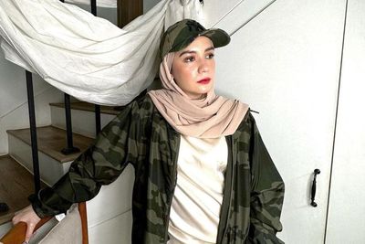 Kelewatan Banget! Cewek-cewek Ini Santroni Rumah dan Fotoin Istri Arya Saloka Tanpa Hijab