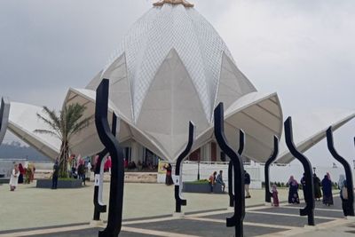 4 Fakta Menarik Masjid Rancangan Ridwan Kamil di Sumedang, Berbentuk Bunga Teratai