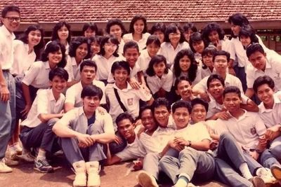 Potret Jadul Anak SMA Jakarta Tahun 1990, Netizen Salfok ke Siswa Tampan Pakai Sneakers