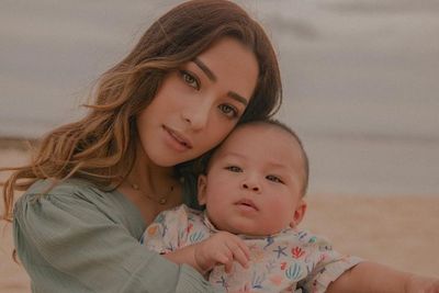 Nikita Willy Pamer Perut Rata Pakai Crop Top Hitam Gendong Bayinya: Hot Mom 2023 