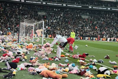 Viral Fans Besiktas Hujani Lapangan dengan Ribuan Boneka untuk Korban Gempa Turki