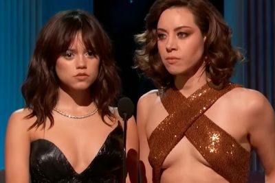 Jenna Ortega & Aubrey Plaza Pasang Muka Jutek di SAG Awards Jadi Sorotan, Malah Ngakak