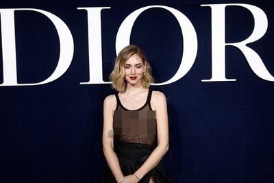 Ramaikan Paris Fashion Week 2023, Model Italia Ini Pakai Gaun Transparan Umbar Dada