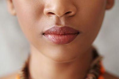 Bisa Dicoba di Rumah, Ini 5 Bahan Alami yang Bisa Bikin Bibir Hitam Jadi Pink!
