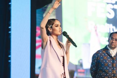 Cinta Laura Pertanyakan Motivasi Masuk Sekolah Jam 5 Pagi di NTT