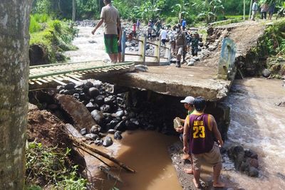 Banjir Bandang Buat Jembatan di Dusun Kalibiru Probolinggo Terputus, 400 Jiwa Terisolir!