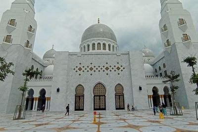 Catat! Ini Larangan saat Berkunjung ke Masjid Raya Sheikh Zayed Al Nahyan Solo
