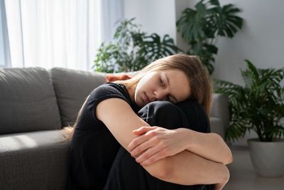 3 Cara Ampuh Atasi Homesick, Anak Rantau Wajib Tau!