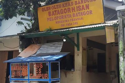 Lawasnya Gerobak Batagor H. Ihsan Bandung, Cuannya Tak Lekang Oleh Waktu