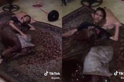 Kocak! Pria Ini Tidur Pulas Meski Rumah Kebanjiran, Netizen: Berasa Berenang di Pantai