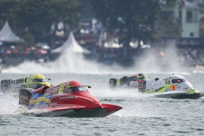 Dibalik Balapan F1 Powerboat Danau Toba, Ada Kisah Keren Aksi Pungut dan Daur Ulang Sampah