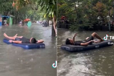 Bukannya Ngungsi, Pria Ini Malah Santai Rebahan Sambil Ngerokok di Kasur Karet pas Banjir