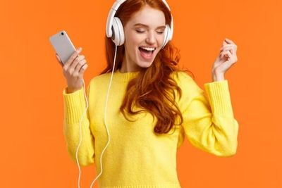 Suka dengerin Musik Pakai Headphone? Hati-hati, Bisa Picu Gangguan Pendengaran!