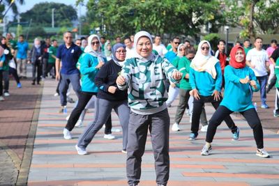 Demi Hidup Sehat, Menaker Ida Fauziyah Ajak Ratusan Pegawai Senam Bersama