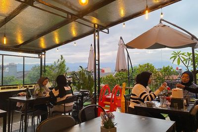 Wajib Cobain! Menu Viral CC Sambil Nikmatin Pemandangan Bandung di The Atap Eatery