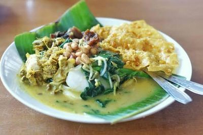 Yuk Kenalan dengan Kuliner si Kuning Kental Berempah, Makanan Khas Bali Utara