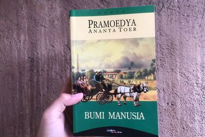 5 Pelajaran Hidup yang Bisa Diambil dari Novel Bumi Manusia, Penuh Makna!