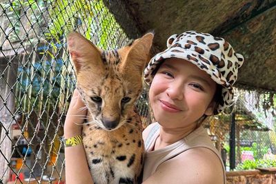 Gemasnya Tiara Andini Gendong Macan, Netizen Meleyot