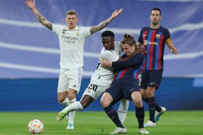 Viral Video Vinicius Jr Cekik dan Piting De Jong, Mau Tanding Sepak Bola atau UFC?
