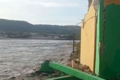 Banjir Akibat Air Meluap Hanyutkan Tiga Rumah Warga Takari di Kabupaten Kupang NTT