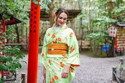 Intip Potret Luna Maya Pakai Kimono di Jepang, Netizen: Udah Keliatan Tuanya