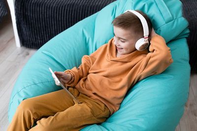 Umur Berapa Sih Anak Boleh Pakai Headset? Ini Penjelasan Dokter
