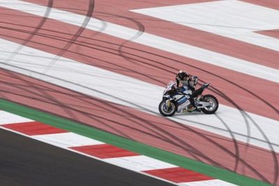 Pembalap Loris Baz Patah Tulang Kaki Usai Tabrakan dengan Alex Lowes di WSBK Mandalika