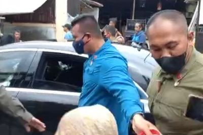 Tinjau Pengungsian Korban Kebakaran Depo Plumpang, Presiden Jokowi Bagi-bagi Kaos ke Warga