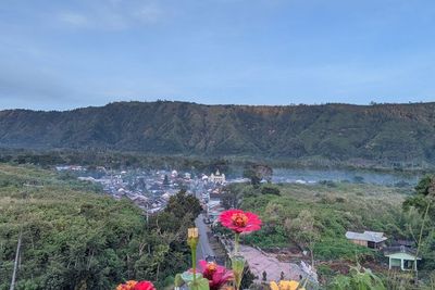 Pesona Kawah Wurung, Keindahan Alamnya Mirip Bukit Teletubbies