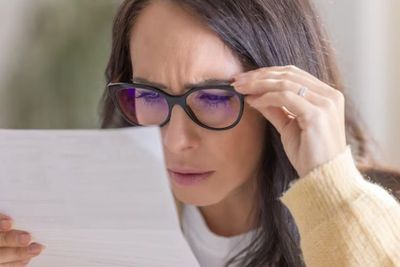 Ketika Baca Harus Dijauhkan, Mungkin Mata Kamu Alami Presbiopia: Apa Itu?