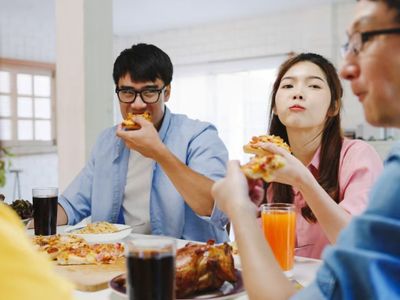 Suka Makan Terlalu Cepat? Ini 5 Bahaya yang Harus Diketahui!
