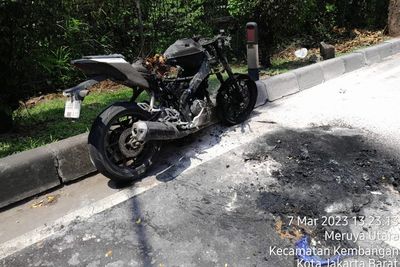 Diduga Korsleting Arus Listrik, Yamaha R15 Mendadak Terbakar di Jakbar