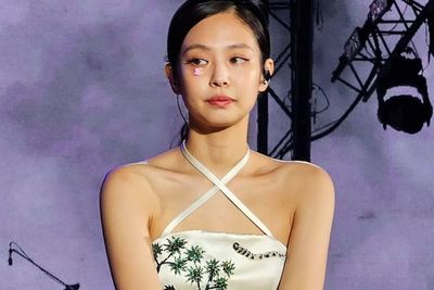 Jennie BLACKPINK Pakai Plester Chanel Tutupi Cedera Wajah, Harganya Bikin Nangis