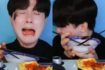 Lagi Mukbang, Pria Ini Teriak Kaget Tiba-tiba Kecoa Hinggapi Wajah dan Mangkoknya