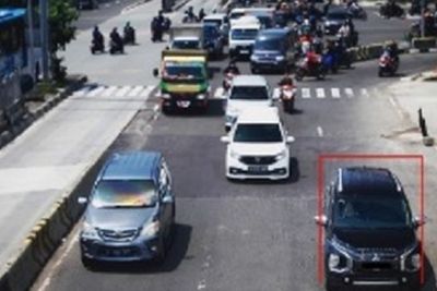 Pengemudi Ini Terpantau Kamera ETLE Main Hp, Bakal Kena Tilang Nih
