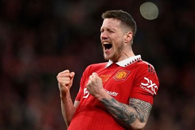 Musuh Dalam Selimut? Weghorst Sentuh Lambang Liverpool di Anfield Sebelum Pembantaian MU