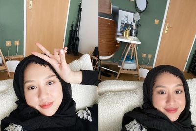 Gita Savitri Selfie Rebahan Pakai Pashmina Crinkle Hitam, Dipuji Kim Ji Won Versi Hijab