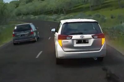 Gamer Pakai Mod Innova di Assetto Corsa, Auto Ugal-ugalan: Lewis Hamilton Minder Liatnya
