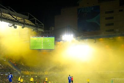 Diselimuti Warna Biru, Fans Dortmund Ubah Stamford Bridge Jadi Kuning