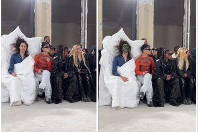 Pria Ini Pakai Selimut Besar dan Piyama Bak Sedang Tidur Saat Hadiri Paris Fashion Week