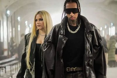 Avril Lavigne dan Rapper Tyga Terang-terangan Ciuman di Paris Fashion Week, Pacaran?