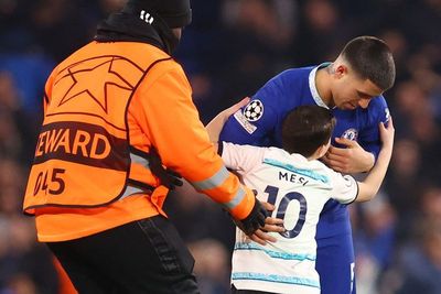 Kisah Mengharukan Enzo Fernandez, Beri Jesrsey ke Bocah Mesi yang Menangis