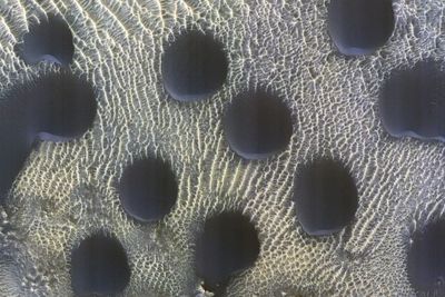 NASA Pamer Foto Bukit Pasir di Mars, Bentuknya Polkadot Aneh